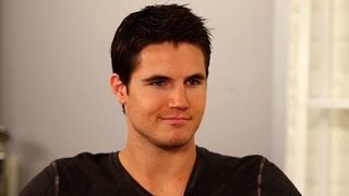 The Tomorrow Peoples Robbie Amell on the Worlds Worst Possible Superpower  POPSUGAR Interview