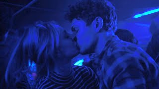 The Flight Attendant  Kissing Scene  Cassie and Buckley Kaley Cuoco and Colin Woodell