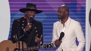 Wayne Brady and Jimmie Allen Introduce Carrie Underwood  AMAs 2022