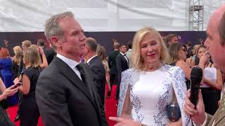 Catherine OHara and Bo Welch Schitts Creek interview on 2019 Creative Arts Emmys red carpet