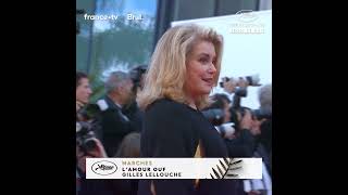 Catherine Deneuve du film MARCELLO MIO en bas des marches du Festival de Cannes 