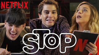 Elenco de Ningum T Olhando joga o Stop da Netflix  Netflix Brasil