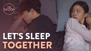 Yoon Hyunmin and Ko Sunghee sneak looks at each other in bed  My Holo Love Ep 11 ENG SUB