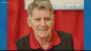 Fans salute Cardinals broadcaster Mike Shannon as he calls it a career