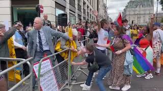 joe locke sebastian croft heartstopper cast dancing and flipping off homophobes at london pride