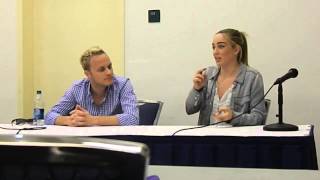 Conferencia de Arrow Caity Lotz y David Anders 16