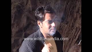 Ajay Devgn smokes on location for film Insaan with Esha Deol Lara Datta and Akshay Kumar