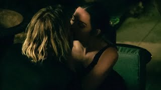 Deep Water 2022 Melinda and Joel kiss Ana de Armas