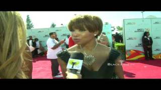Elise Neal  Look at that outfit