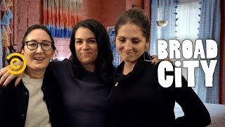 Broad City Set Tour Abbi Jacobson Shares Her Characters EverChanging Apartment