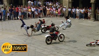 Jackie Chan and Yuen Biao punished motorcyclists in the square  Wheels on Meals 1984