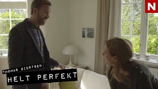 Thomas finner en flekk i sofaen English subtitles  Helt Perfekt  discovery Norge