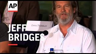 Jeff Bridges reacts to the death of Robin Williams at a press conference for The Giver
